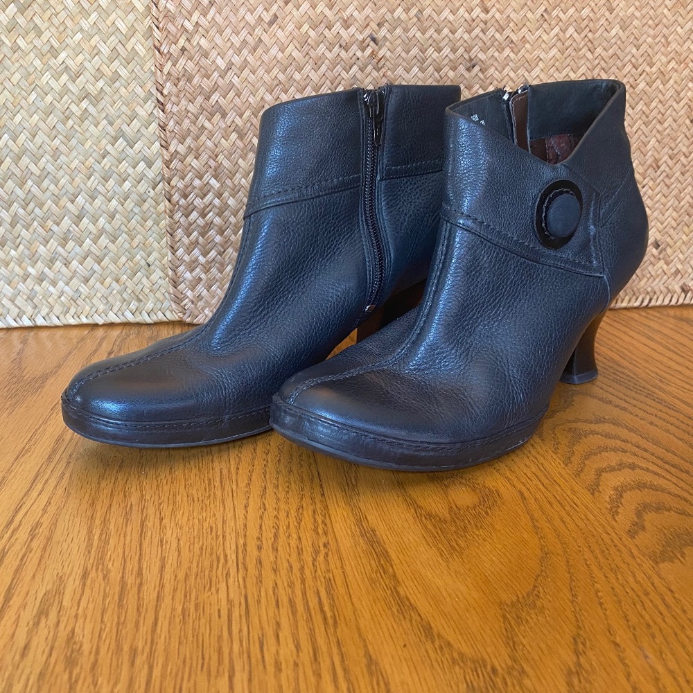 Clark’s INDIGO Womens Black Ankle Booties w Kitten Heels Leather DRESSY 9M EUC!